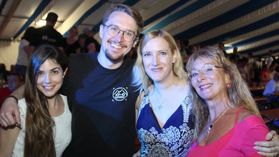 Zur Musik von Headless wurde ausgelassen gefeiert.