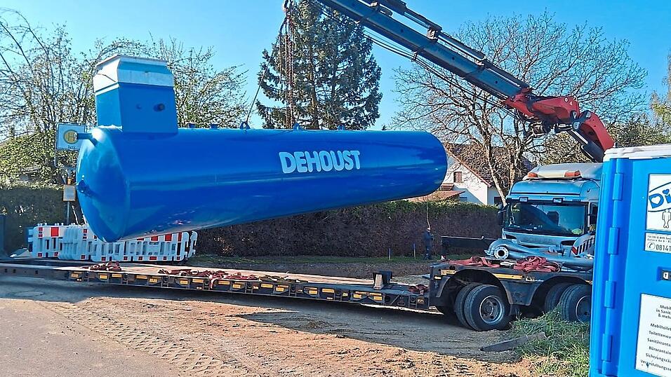 An der Einm&uuml;ndung des Kapellenweg zur Freihauser Stra&szlig;e wurden die beiden noch fehlenden Wasserspeicher eingebaut.