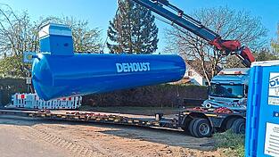An der Einm&uuml;ndung des Kapellenweg zur Freihauser Stra&szlig;e wurden die beiden noch fehlenden Wasserspeicher eingebaut.