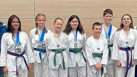 Trainer Stefan Brummer zeigte sich stolz auf seine erfolgreichen Sportler: Iara Huber, Marit Hiller, Rebecca Weber, Mia Schmitt, Maximilian Winkelmann, Kilian Weber, Valentina Ventir und Kim Seidel (v.l.).