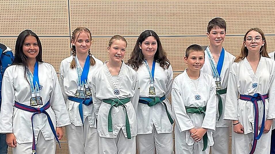 Trainer Stefan Brummer zeigte sich stolz auf seine erfolgreichen Sportler: Iara Huber, Marit Hiller, Rebecca Weber, Mia Schmitt, Maximilian Winkelmann, Kilian Weber, Valentina Ventir und Kim Seidel (v.l.).