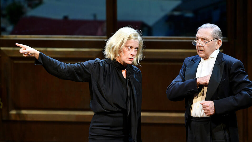 Caroline Peters als B&uuml;rgermeisterin Corinna Schaad, Andr&eacute; Jung in der Hanswurst-Rolle des Gemeinde-Angestellten Pilgrim