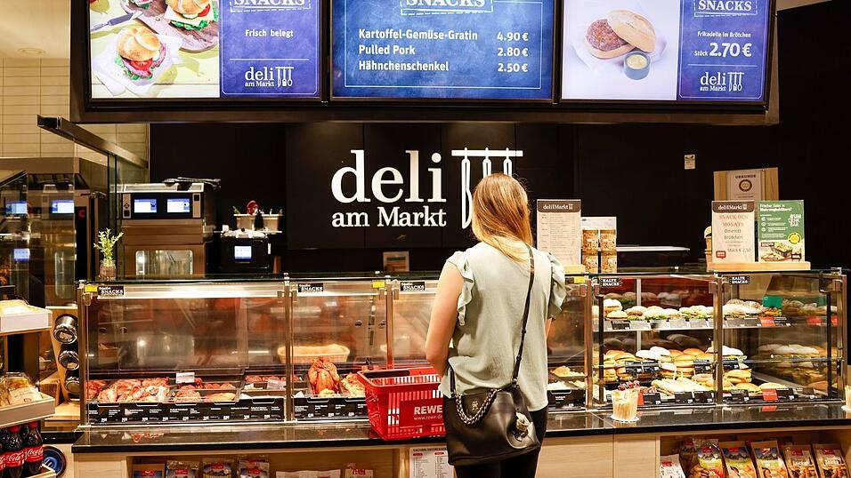In einigen Rewe-Filialen gibt es ein Deli, in dem sich Kunden mit frischen Speisen eindecken können. In einigen Rewe-Filialen gibt es ein Deli, in dem sich Kunden mit frischen Speisen eindecken können.