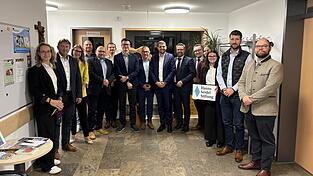 Die tschechische Politikerdelegation besucht den Landkreis Cham und ist zum Austausch &uuml;ber die grenz&uuml;berschreitende Wirtschaft auch im Abgeordnetenb&uuml;ro bei Dr. Gerhard Hopp eingekehrt.