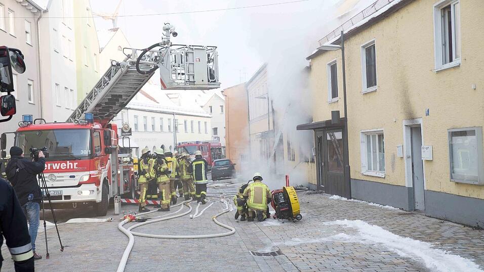 Inmitten dieses brennenden Hauses in der Griesgasse in Dingolfing entdeckte die Feuerwehr die Leiche.