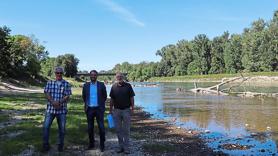 Reinhard Krenz von der zuständigen Baufirma Wadle (v.l.), Bürgermeister Matthias Kohlmayer und Hubert Schacht vom Wasserwirtschaftsamt Landshut besprachen vor Ort den für Montag geplanten Start der Maßnahme. Reinhard Krenz von der zuständigen Baufirma Wadle (v.l.), Bürgermeister Matthias Kohlmayer und Hubert Schacht vom Wasserwirtschaftsamt Landshut besprachen vor Ort den für Montag geplanten Start der Maßnahme.