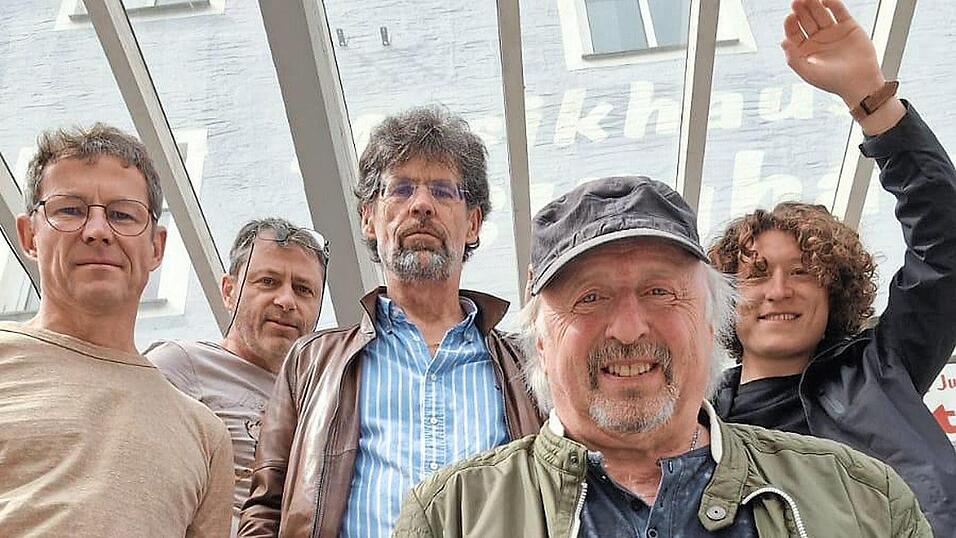 Manchmal zu fünft, meist zu viert: The Drowned Hive vor ihrem Proberaum im Rodinger Musikhaus Stögbauer. Manchmal zu fünft, meist zu viert: The Drowned Hive vor ihrem Proberaum im Rodinger Musikhaus Stögbauer.