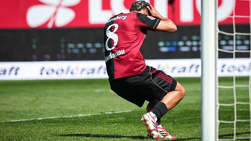 N&uuml;rnbergs Henri Koudossou reagiert entsetzt nach seinem Eigentor.