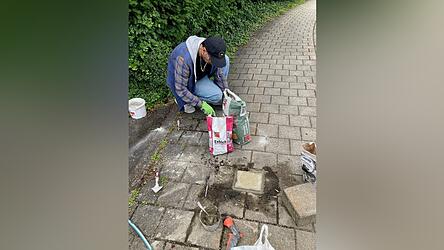 Der K&uuml;nstler Julian Momboisse hat mehrere Pflastersteine mit Spr&uuml;chen in der Gemeinde verlegt. Sein Projekt hei&szlig;t &bdquo;Pav&eacute;s&ldquo;, zu Deutsch Pflastersteine.