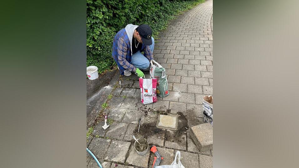 Der Künstler Julian Momboisse hat mehrere Pflastersteine mit Sprüchen in der Gemeinde verlegt. Sein Projekt heißt „Pavés“, zu Deutsch Pflastersteine. Der Künstler Julian Momboisse hat mehrere Pflastersteine mit Sprüchen in der Gemeinde verlegt. Sein Projekt heißt „Pavés“, zu Deutsch Pflastersteine.