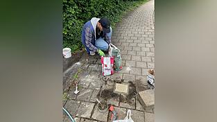 Der K&uuml;nstler Julian Momboisse hat mehrere Pflastersteine mit Spr&uuml;chen in der Gemeinde verlegt. Sein Projekt hei&szlig;t &bdquo;Pav&eacute;s&ldquo;, zu Deutsch Pflastersteine.