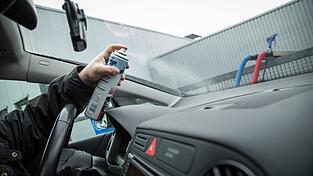 Bevor man Cockpit-Spray verwendet, sollte man die Armaturen gründlich reinigen.