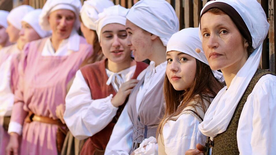 Eindr&uuml;cke von der Gruppe 'blau', die am Freitagabend die Drachenstich-Premiere gespielt hat.