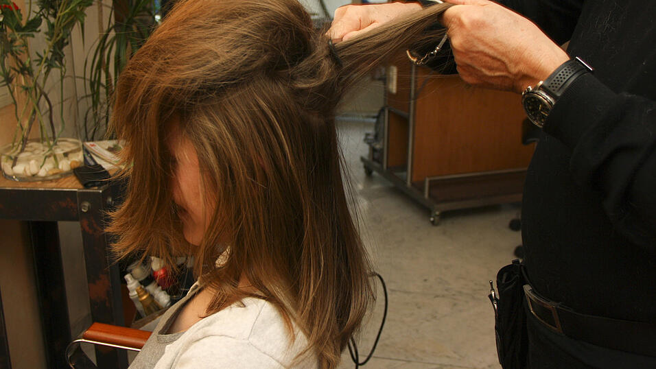 1. Haare vorher nicht waschen. Sonst sind sie rutschig und halten kaum. Als Vorbereitung den Ansatz der Haare etwas vortoupieren und mit Haarsspray festigen. So haben die Haarnadeln sp&auml;ter einen besseren Halt.