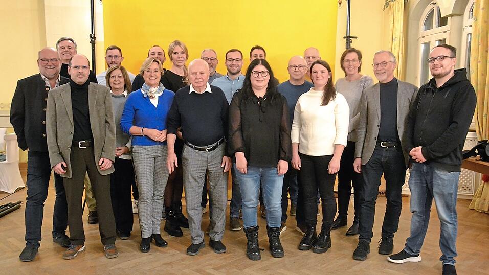 Die bei der Aufstellungsversammlung am Donnerstagabend im Jungbräu zu Abensberg anwesenden Kandidaten auf der FDP-Kreistagsliste mit ihrem Frontmann Dr. Heinz Kroiss (2. v. r.).
