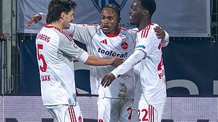 Der Nürnberger Mohamed Alì Zoma (Mitte) bejubelt mit den Vorlagengebern Tom Baack (links) und Rabby Nzingoula seinen Treffer zur 1:0-Führung. Der Nürnberger Mohamed Alì Zoma (Mitte) bejubelt mit den Vorlagengebern Tom Baack (links) und Rabby Nzingoula seinen Treffer zur 1:0-Führung.