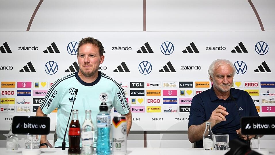 Bundestrainer Nagelsmann (l.) und Rudi V&ouml;ller (r.) sitzen bei der DFB-Pressekonferenz auf dem Podium.