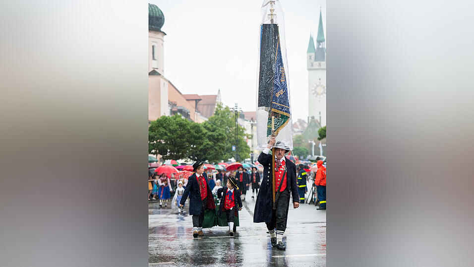 Alle Bilder dazu finden Sie hier.Foto: Mathias AdamBilder vom verregneten Volksfestauszug.