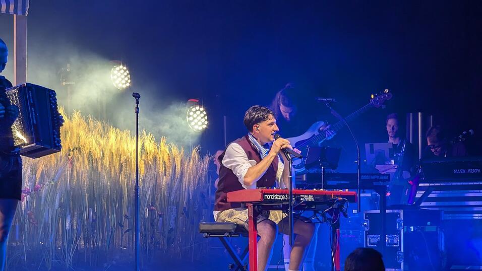 Der Schlagerrapper Tream hatte bei seinem Auftritt in der Regensburger Donau-Arena am Donnerstag ein Heimspiel.&nbsp;