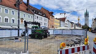 Am Mittwoch, 27. August, wird ein Schacht für das Wasserspiel auf dem Theresienplatz eingebaut