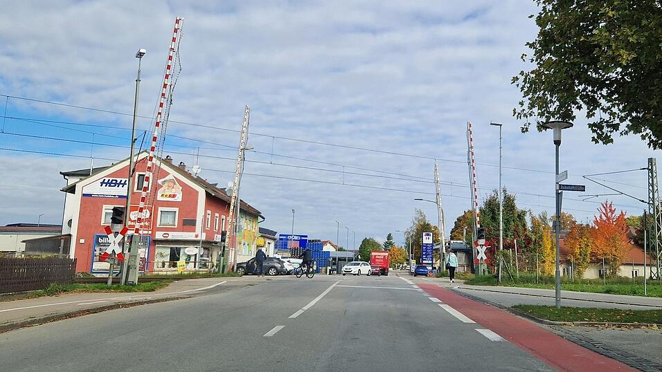 Derzeit geht es beim Bahnübergang in der Straubinger Straße in Landau sehr eng zu. Hier passieren auch immer wieder Unfälle, wie im Sommer mit einem Lastwagen und einer Fahrradfahrerin. Derzeit geht es beim Bahnübergang in der Straubinger Straße in Landau sehr eng zu. Hier passieren auch immer wieder Unfälle, wie im Sommer mit einem Lastwagen und einer Fahrradfahrerin.