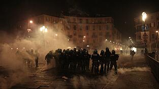 Mindestens elf Polizisten wurden bei den Krawallen verletzt. Mindestens elf Polizisten wurden bei den Krawallen verletzt.