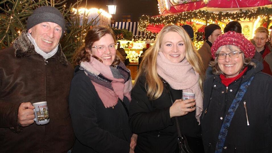 Die Perchtengruppe 'Frisinger Fratz'n' trat am Mittwochabend auf dem Landshuter Christkindlmarkt auf. Die Perchtengruppe 'Frisinger Fratz'n' trat am Mittwochabend auf dem Landshuter Christkindlmarkt auf.