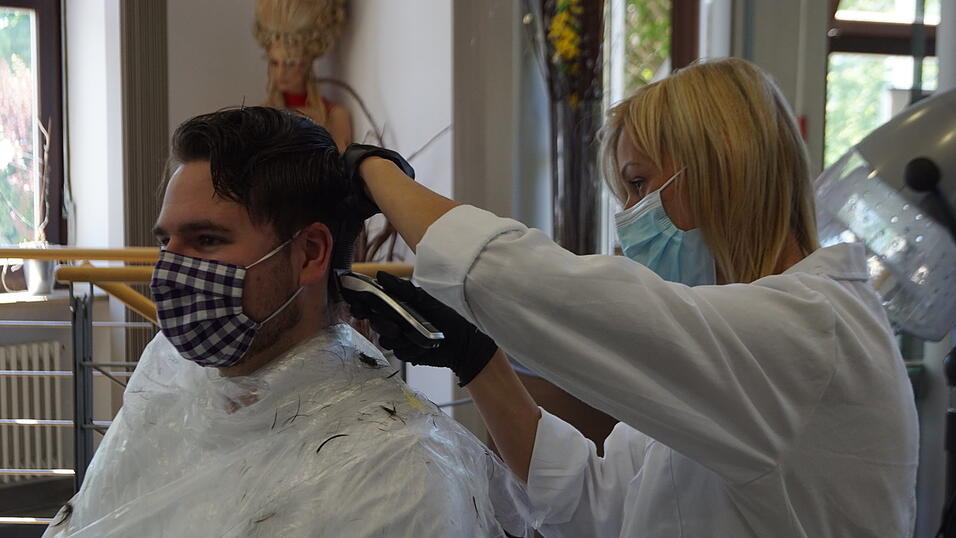 Im Mai hie&szlig; bei 'Mario Vib Friseur' nach der ersten Zwangsschlie&szlig;ung wieder 'Waschen, Schneiden, Legen'.