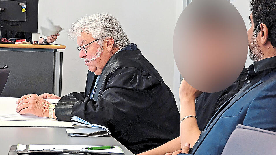 Rechtsanwalt Karl Jauernig (links) hoffte auf eine deutlich niedrigere Jugendstrafe f&uuml;r seinen heute 21-j&auml;hrigen Mandanten.