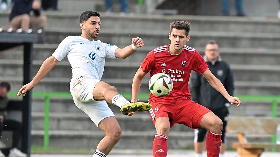 Seebach um Kilian Schwarzmüller (in Rot) setzt sich im niederbayerischen Duell mit Passau durch. Seebach um Kilian Schwarzmüller (in Rot) setzt sich im niederbayerischen Duell mit Passau durch.