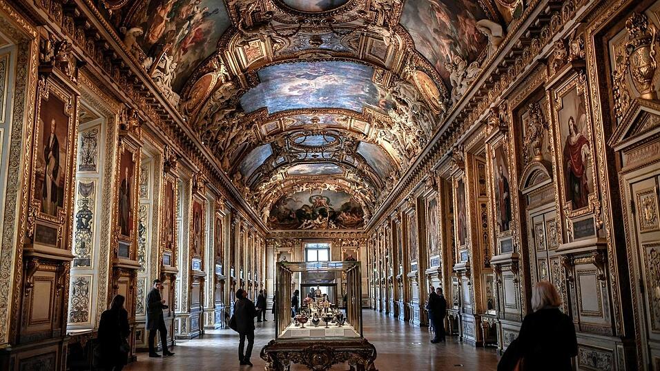 In der prachtvollen Galerie d'Apollon im Louvre wird kostbarer Schmuck ausgestellt. (Archivbild)