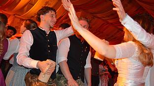 Gerade zu sp&auml;terer Stunde hielt es die G&auml;ste nicht mehr auf dem Hosenboden.