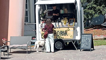 Die kleine Bar vor dem Museumseingang.