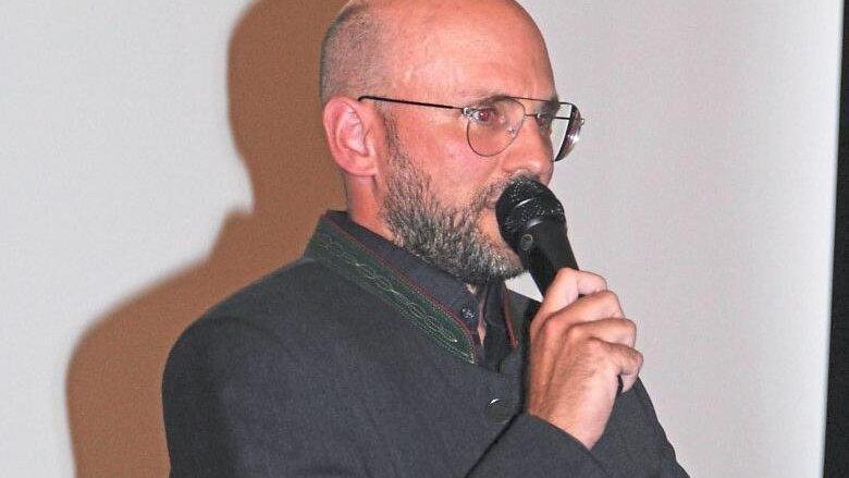 Oliver Rous, Geschäftsführer des Kuratoriums Bayerischer Maschinenringe, zeigte die Probleme aktueller Agrarpolitik auf. Oliver Rous, Geschäftsführer des Kuratoriums Bayerischer Maschinenringe, zeigte die Probleme aktueller Agrarpolitik auf.