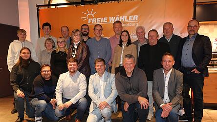 B&uuml;rgermeisterkandidat und erster Listenkandidat Reinhard Lauterbach (vorne, 3. v. r.) zusammen mit den anwesenden weiteren Listenkandidaten der Freien W&auml;hler Moosburg.
