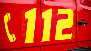 Feuerwehrleute halfen bei der Evakuierung des Zuges. (Symbolbild)