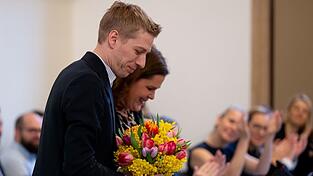 Der neu gew&auml;hlte Oberb&uuml;rgermeister bekam Gl&uuml;ckw&uuml;nsche und Blumen.