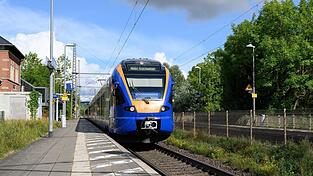 Noch immer ist unklar, warum eine 16-Jährige in Friedland am Bahnsteig starb. Der Bahnhof steht seither im Fokus der Ermittlungen.