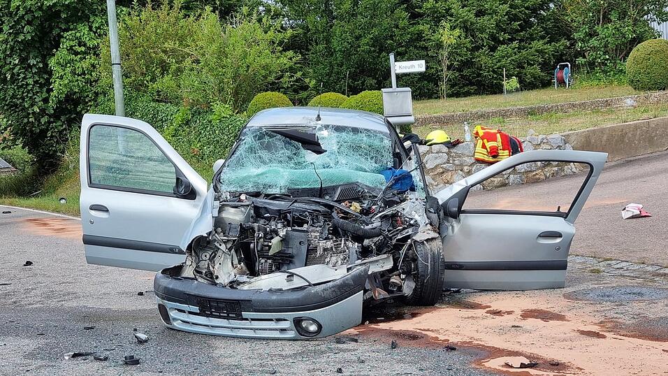 Die Feuerwehr befreite den Eingeklemmten aus seinem Wagen.