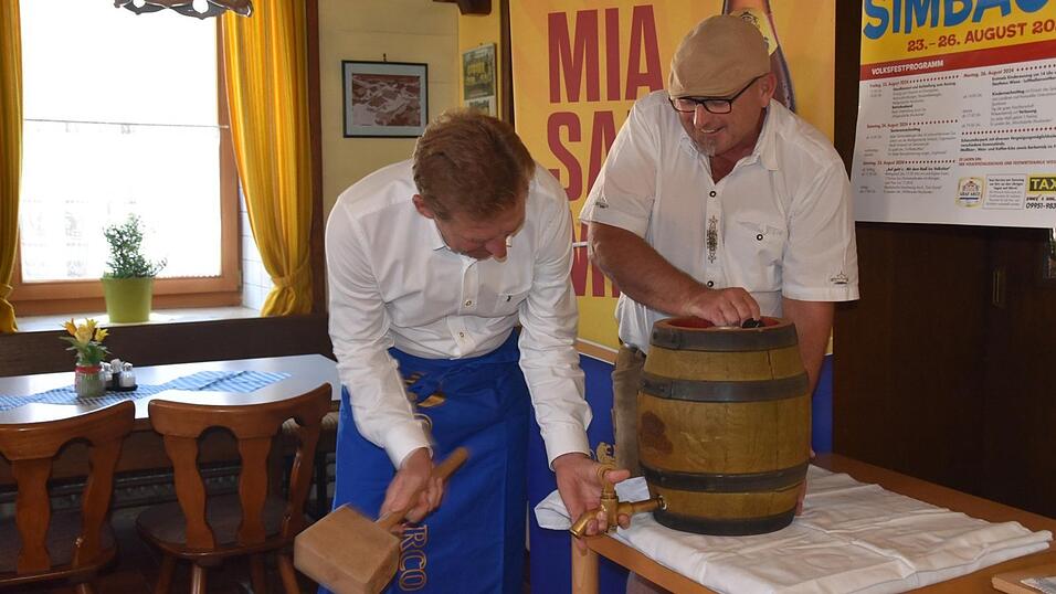 B&uuml;rgermeister Herbert Sporrer zapfte das Fassl an.