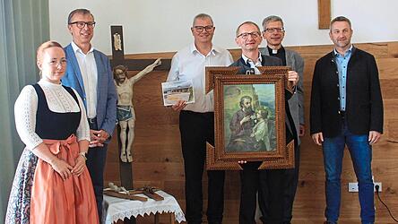 Zum neuen Pfarrheim gratulierten (v.l.) PGR Nina Vogl, Architekt Ludwig Pongratz, Domkapitular Dr. Johann Ammer, Kirchenpfleger Franz Wellisch, Pfarrer Johann Wutz und Bürgermeister Gerhard Mühlbauer.