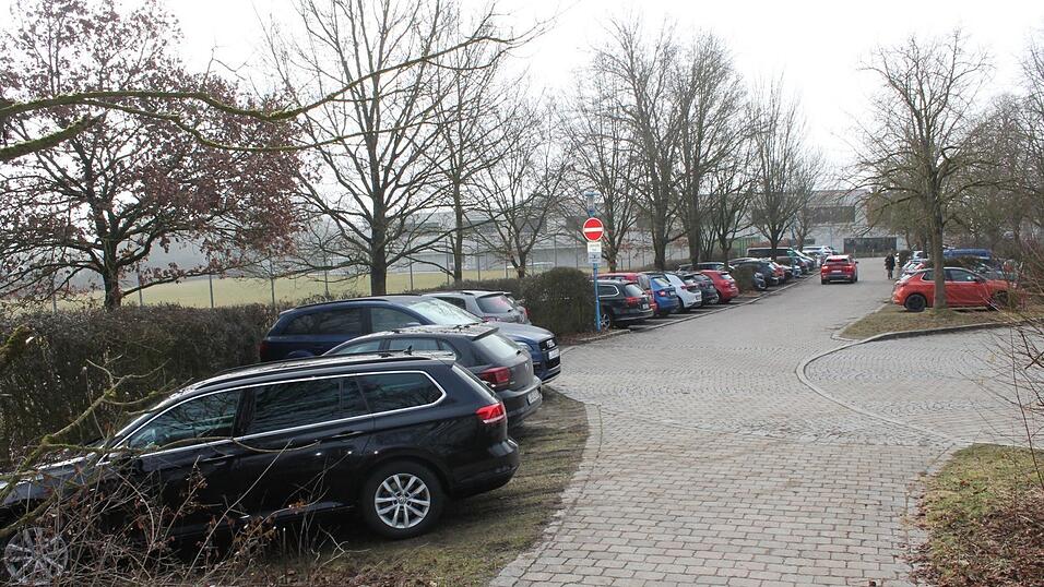 &Uuml;berall alles vollgeparkt - unter anderem hier am Maristen-Gymnasium.