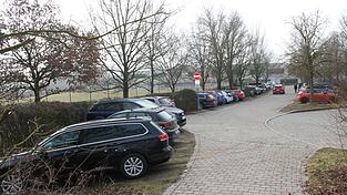 &Uuml;berall alles vollgeparkt - unter anderem hier am Maristen-Gymnasium.