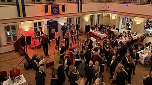Die Gäste tanzten ausgelassen bei „LA notte“. Die Band „Da Capo Music“ aus München spielte bekannte Lieder wie „Dancing Queen“, „Stand by Me“ und „La Camisa Negra“. Die Gäste tanzten ausgelassen bei „LA notte“. Die Band „Da Capo Music“ aus München spielte bekannte Lieder wie „Dancing Queen“, „Stand by Me“ und „La Camisa Negra“.