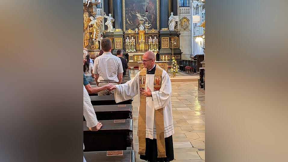 Dekan Roman Gerl begrüßte die Besucher des ersten Regenbogengottesdienstes. Dekan Roman Gerl begrüßte die Besucher des ersten Regenbogengottesdienstes.