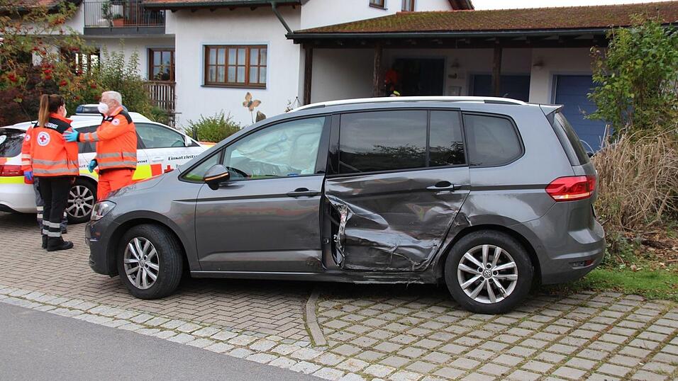 Insgesamt wurden bei dem Unfall sechs Personen verletzt - darunter auch zwei Kinder. Insgesamt wurden bei dem Unfall sechs Personen verletzt - darunter auch zwei Kinder.