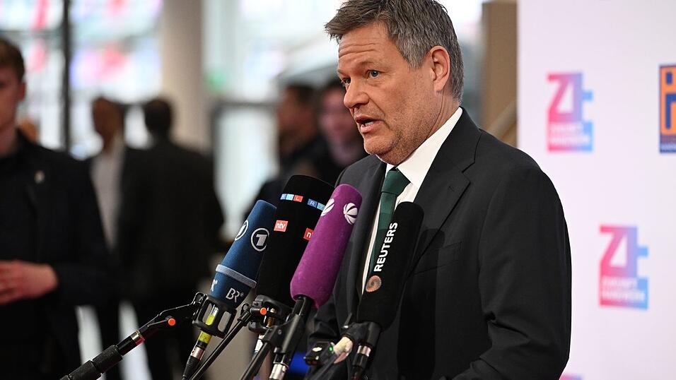 Der scheidende Wirtschaftsminister Robert Habeck schließt eine Zustimmung der Grünen zum von Union und SPD geplanten Riesenschuldenpaket in dessen ursprünglicher Form aus.