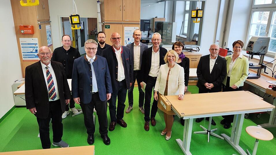 Direktorin Regina Houben (4.v.r.) und Konrektorin Petra Hirtreiter (rechts) zusammen mit Oberb&uuml;rgermeister Markus Pannermayr (5.v.r.) und weiteren G&auml;sten nach der Segnung der neuen R&auml;ume.