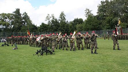 Das Heeresmusikkorps aus Veitshöchheim marschierte mit den Rekruten über den Rettenbacher Sportplatz.