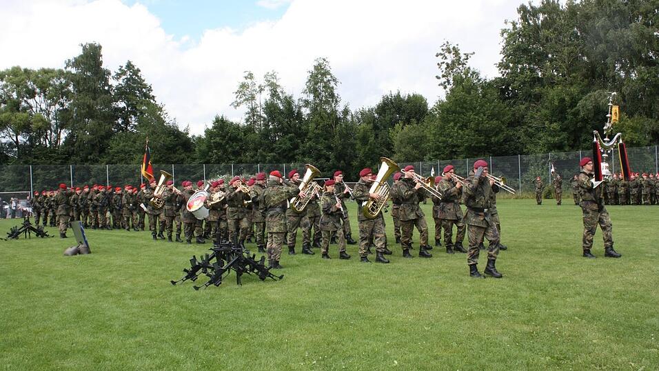 Das Heeresmusikkorps aus Veitshöchheim marschierte mit den Rekruten über den Rettenbacher Sportplatz. Das Heeresmusikkorps aus Veitshöchheim marschierte mit den Rekruten über den Rettenbacher Sportplatz.
